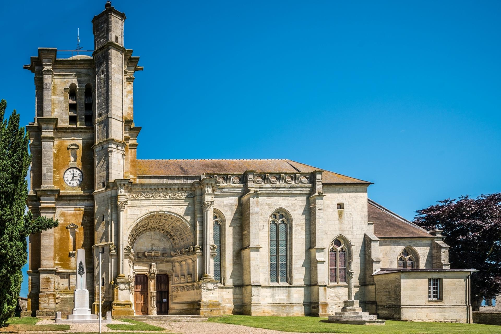 Photo d'une église par beau temps