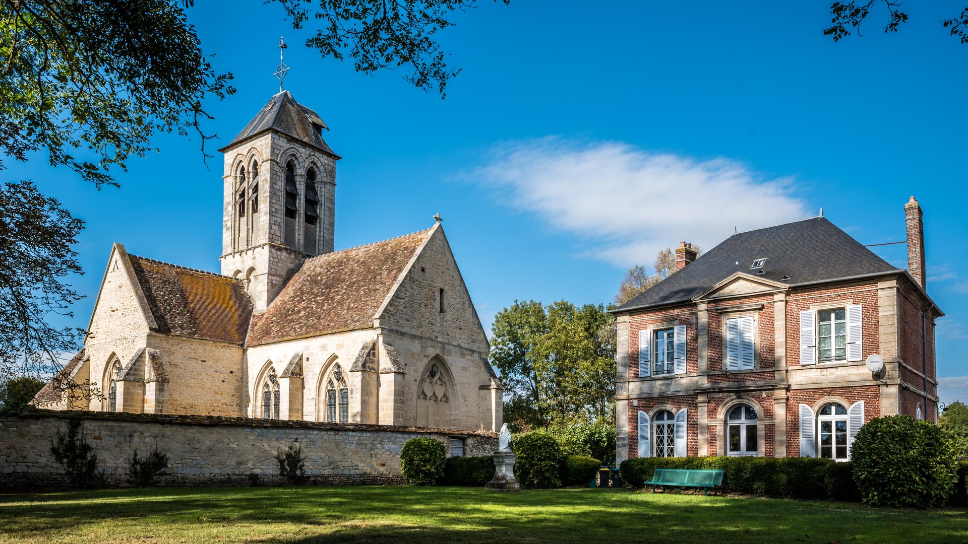 Photo d'une église et d'une maison